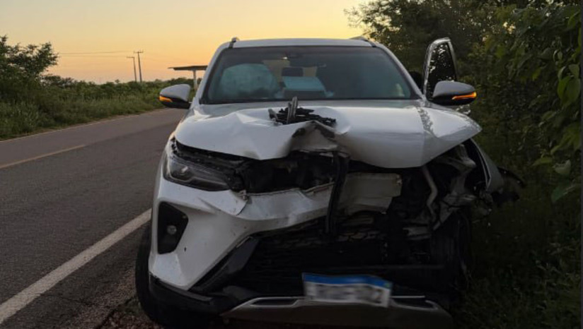   O deputado estadual Neilton Diógenes sofreu um acidente na madrugada desta terça-feira (19) após o veículo em que estava colidir com animais na rodovia BR-405, na zona rural de Mossoró (RN). Apesar da gravidade do impacto, que destruiu totalmente a frente do carro, ninguém ficou ferido no incidente. O caso reacende o alerta das autoridades sobre o risco e a frequência de acidentes causados por animais soltos nas pistas das rodovias federais e estaduais da região oeste potiguar.