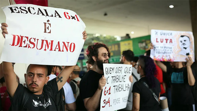   Ainda celebrando a desidratação de Flávio Bolsonaro (PL) após o áudio vazado para o “banqueiro” Daniel Vorcardo, o entorno de Lula espera a aprovação da PEC como outro presente da oposição nas próximas semanas. Auxiliares do petista avaliam que a direita na Câmara “assistiu parada” ao avanço da proposta que reduz a jornada semanal de 44 para 40 horas. No Palácio, a leitura é que o Governo emplacou uma pauta de enorme apelo popular justamente quando a oposição atravessa um momento de desorganização. Até poucas semanas atrás, a percepção predominante em Brasília era de que Lula chegaria fragilizado à disputa presidencial. Agora, o clima mudou. Veja mais na COLUNA ESPLANADA