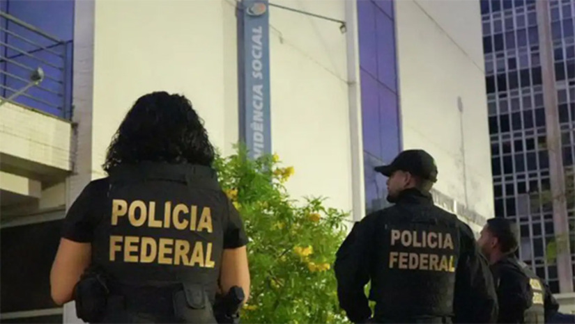   Quanto mais o noticiário e as rodinhas do Poder discutem o escândalo do Banco Master com o BRB, as prisões e delações de seus ex-dirigentes, mais se nota que outro mega escândalo – de R$ 6 bilhões de assalto – ficou na gaveta da Polícia Federal e saiu de pauta da mídia. Ninguém mais fala da roubalheira contra aposentados no INSS, o que atinge em cheio esse Governo, sob o qual o rombo foi bem maior. A viatura sumiu das ruas, também. A CPMI foi enterrada num acórdão e contou até com Habeas Corpus para investigados blindados por ministros do STF. Mais na COLUNA ESPLANADA