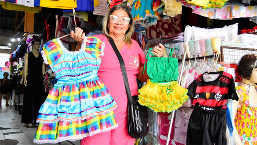   Neste ano, o colorido junino se mistura com as cores verde e amarelo, anunciando o São João e a Copa do Mundo. Dois grandes eventos realizados no mês de junho, elevando as expectativas dos comerciantes. No Mercado Central e no Centro Comercial de Mossoró, por exemplo, o São João é um dos principais períodos do ano, em relação a faturamento com vendas. O "Mossoró Cidade Junina" movimenta os estabelecimentos comerciais, com consumidores em busca de artigos juninos, adereços, itens de vestuário, acessórios, entre outros.