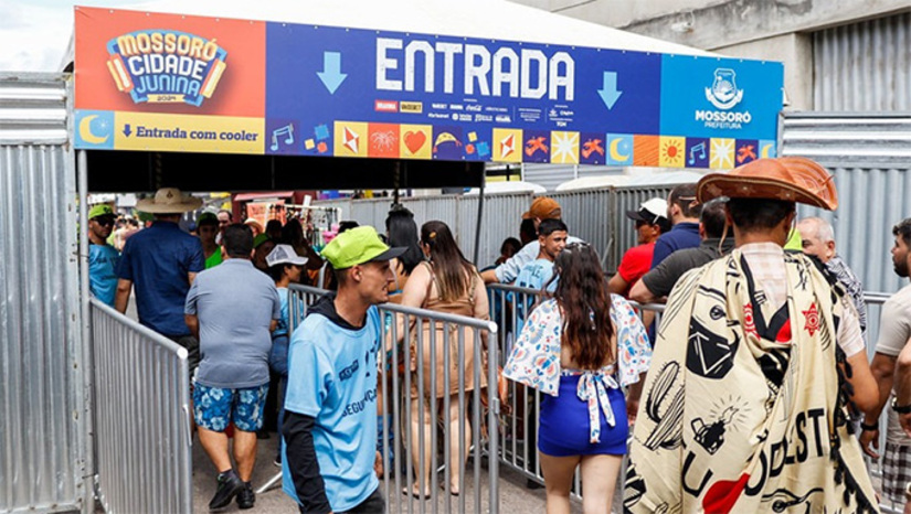 Imagem 1 - Visando garantir a segurança de todo o público, fica proibida a entrada de garrafa de vidro e objetos cortantes em todo o perímetro da festa. Além disso, na abertura do MCJ 2026, mesas e cadeiras não podem ser levadas. Bebida em lata e garrafa pet podem ser levadas para o evento. É permitida a entrada com cooler e bolsa térmica, mas nos portões haverá fila exclusiva para o acesso à festa, onde as equipes de segurança fazem a revista. Imagem 1 - Visando garantir a segurança de todo o público, fica proibida a entrada de garrafa de vidro e objetos cortantes em todo o perímetro da festa. Além disso, na abertura do MCJ 2026, mesas e cadeiras não podem ser levadas. Bebida em lata e garrafa pet podem ser levadas para o evento. É permitida a entrada com cooler e bolsa térmica, mas nos portões haverá fila exclusiva para o acesso à festa, onde as equipes de segurança fazem a revista.