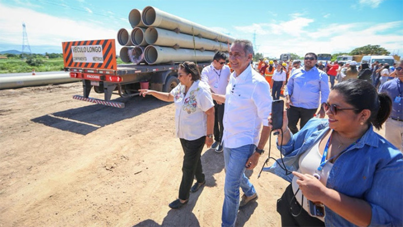 Imagem 1 -  O empreendimento, executado pela Companhia de Desenvolvimento dos Vales do São Francisco e do Parnaíba (Codevasf), vinculada do MIDR, vai ampliar e reforçar o abastecimento hídrico de três sistemas adutores intermunicipais, beneficiando 38 municípios da região Agreste do estado e cerca de 510 mil pessoas. “A segurança hídrica está diretamente ligada ao desenvolvimento regional. Garantir água, energia, saúde e educação é essencial para combater desigualdades e promover inclusão social. Nada disso acontece por acaso: tudo está conectado”, afirmou Waldez Góes.