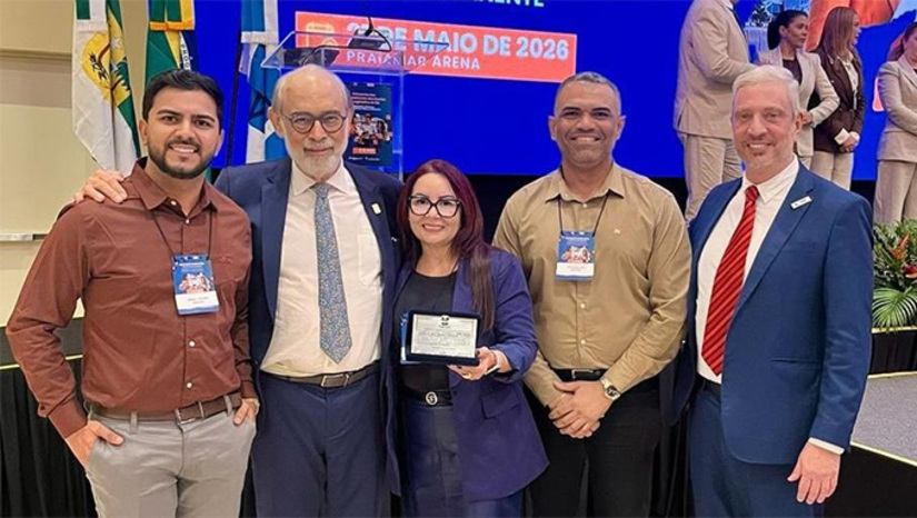 Imagem 1 - "O resultado alcançado no V Erel consolida a Escola do Legislativo de Mossoró como referência no cenário legislativo potiguar e reforça o compromisso da Câmara Municipal com a modernização institucional, a valorização dos servidores e a promoção do conhecimento como instrumento de fortalecimento democrático", destacou. Escola do Legislativo Municipal foi criada com a missão de qualificar servidores e vereadores, além de aproximar a Câmara da população por meio da educação cidadã e da formação continuada. Entre as ações desenvolvidas estão cursos gratuitos presenciais nas áreas de Libras, redação oficial e licitações, com foco na gestão pública, nos serviços públicos e na cidadania. Imagem 1 - "O resultado alcançado no V Erel consolida a Escola do Legislativo de Mossoró como referência no cenário legislativo potiguar e reforça o compromisso da Câmara Municipal com a modernização institucional, a valorização dos servidores e a promoção do conhecimento como instrumento de fortalecimento democrático", destacou. Escola do Legislativo Municipal foi criada com a missão de qualificar servidores e vereadores, além de aproximar a Câmara da população por meio da educação cidadã e da formação continuada. Entre as ações desenvolvidas estão cursos gratuitos presenciais nas áreas de Libras, redação oficial e licitações, com foco na gestão pública, nos serviços públicos e na cidadania.