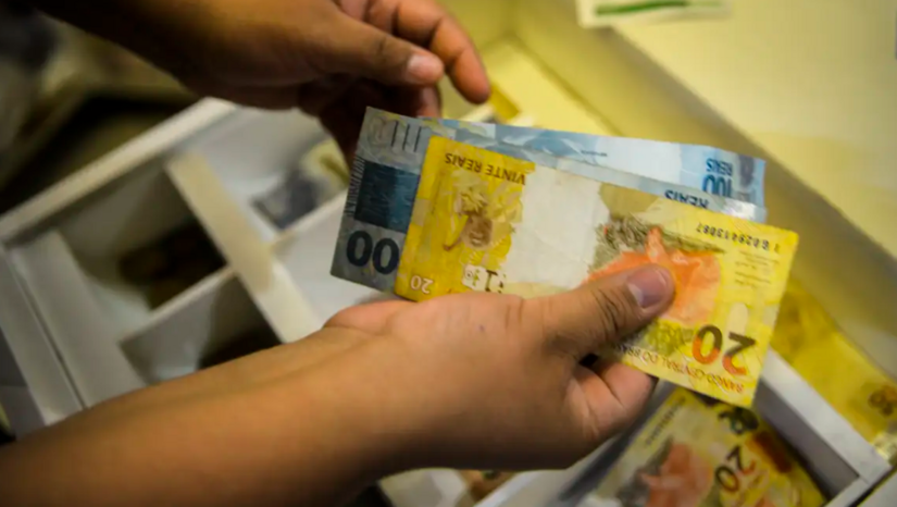   O Novo Desenrola renegociou R$ 12 bilhões em dívidas de famílias e contratos do Fies desde o lançamento, beneficiando mais de 1 milhão de pessoas com descontos médios de até 85%. O programa abrange o refinanciamento de dívidas, uso de até 20% do saldo do FGTS para quitação a partir de 26 de maio e o bloqueio de um ano em apostas online para os beneficiários.