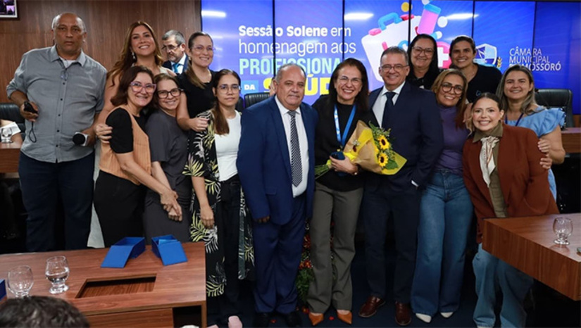   Auditora do SUS concursada, Larizza Queiroz liderou equipes que restauraram os serviços de obstetrícia para atender quase 1 milhão de habitantes da região Oeste do Rio Grande do Norte e parte do Ceará. Também foi crucial na preparação dos hospitais para atender os pacientes durante a pandemia da Covid19 nos anos de 2020 e 2021. “Homenagem mais do que merecida”, destaca o vereador Ricardo de Dodoca, que concedeu a honraria. O Vereador Doutor Cubano, que aprovou as homenagens aos servidores da saúde, disse que a proposta é homenagear a todos, através de seus representantes e que Larizza Queiroz é exemplo de quem doa boa parte de sua vida para salvar vidas. Ela destaca que tudo que conseguiu, foi graças ao esforço da equipe, que parte compareceu na homenagem na Câmara.