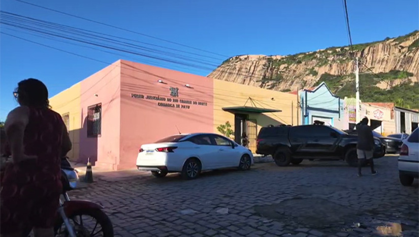 Imagem 1 - Os crimes aconteceram no dia 8 de junho de 2023, na RN-078, entre os municípios de Patu e Olho D’Água do Borges. O policial militar Marcos Lourenço perseguiu e matou a tiros o vaqueiro Biratan da Silva, de 42 anos, baleou o filho dele, de 14 anos, e atentou contra a vida de Fernando Calixta de Oliveira e Werter de Paiva Sousa — que ficou em estado grave. Para simular legítima defesa, o PM atirou no próprio carro após o ataque. Nesta quinta-feira (21), o Tribunal do Júri Popular (TJP) da Comarca de Patu, presidido pelo juiz Valdir Flávio Lobo Maia, condenou o réu a 37 anos e 6 meses de prisão, determinando o início imediato do cumprimento da pena em regime fechado. Imagem 1 - Os crimes aconteceram no dia 8 de junho de 2023, na RN-078, entre os municípios de Patu e Olho D’Água do Borges. O policial militar Marcos Lourenço perseguiu e matou a tiros o vaqueiro Biratan da Silva, de 42 anos, baleou o filho dele, de 14 anos, e atentou contra a vida de Fernando Calixta de Oliveira e Werter de Paiva Sousa — que ficou em estado grave. Para simular legítima defesa, o PM atirou no próprio carro após o ataque. Nesta quinta-feira (21), o Tribunal do Júri Popular (TJP) da Comarca de Patu, presidido pelo juiz Valdir Flávio Lobo Maia, condenou o réu a 37 anos e 6 meses de prisão, determinando o início imediato do cumprimento da pena em regime fechado.