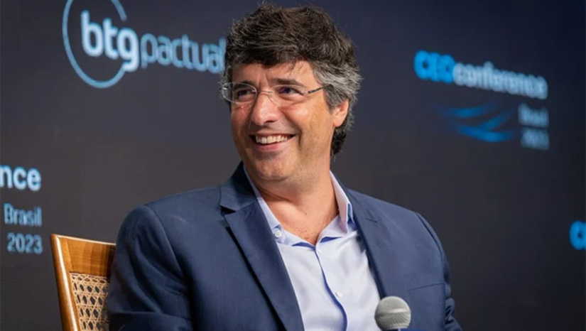 Imagem 1 - De André Esteves, CEO do BTG Pactual, um dos maiores bancos da América do Sul, alertando para a gastança do Governo atual: “O Brasil não está voando, está na pista ainda. O que o segura na pista é a taxa de juros”. E explicou os desafios da gestão: “Não é corte de gastos nem de programas sociais. São medidas de contenção de gastos, fazer os juros (Selic) saírem de 15% para 7% ou 8%”. Já Aloizio Mercadante, presidente do BNDES, saiu em defesa do Governo Lula III. Acusou em parte as decisões do Governo anterior: “Só o orçamento do Fundeb são R$ 40 bilhões a mais na conta”. Lembrou também a falta de transparência sobre as emendas impositivas dos parlamentares. Bruno Dantas, ministro do Tribunal de Contas da União, frisou a responsabilidade fiscal: “Se um presidente faz um programa que estoure o caixa, ele sofre um impeachment”. As declarações foram feitas no Fórum Esfera do Guarujá (SP) no último sábado. Imagem 1 - De André Esteves, CEO do BTG Pactual, um dos maiores bancos da América do Sul, alertando para a gastança do Governo atual: “O Brasil não está voando, está na pista ainda. O que o segura na pista é a taxa de juros”. E explicou os desafios da gestão: “Não é corte de gastos nem de programas sociais. São medidas de contenção de gastos, fazer os juros (Selic) saírem de 15% para 7% ou 8%”. Já Aloizio Mercadante, presidente do BNDES, saiu em defesa do Governo Lula III. Acusou em parte as decisões do Governo anterior: “Só o orçamento do Fundeb são R$ 40 bilhões a mais na conta”. Lembrou também a falta de transparência sobre as emendas impositivas dos parlamentares. Bruno Dantas, ministro do Tribunal de Contas da União, frisou a responsabilidade fiscal: “Se um presidente faz um programa que estoure o caixa, ele sofre um impeachment”. As declarações foram feitas no Fórum Esfera do Guarujá (SP) no último sábado.