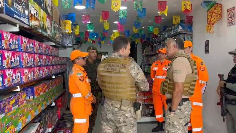 Imagem 1 -  Uma força-tarefa integrada entre o Corpo de Bombeiros, Exército e polícias Civil e Militar iniciou a fiscalização contra a produção clandestina e a venda ilegal de fogos de artifício no Rio Grande do Norte. A ação regional, que se estende até sexta-feira (29), realiza vistorias em lojas e barracas de diversas regiões do estado. O objetivo principal das equipes é checar as normas de armazenamento, mitigar os riscos de incêndio e prevenir acidentes antes do período junino. Estabelecimentos flagrados com irregularidades recebem notificações e prazos para adequação.