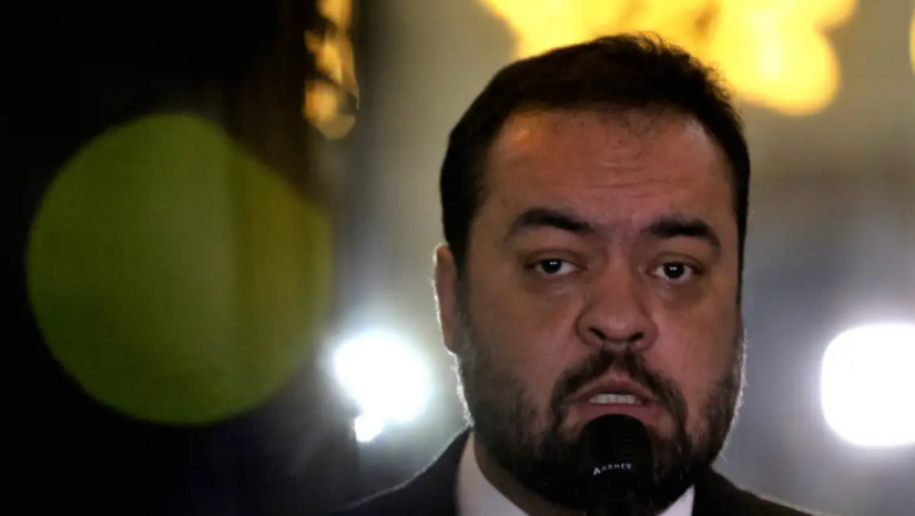 Imagem 1 -  O ex-governador Cláudio Castro foi alvo de busca e apreensão da Polícia Federal nesta terça-feira. A ação integra a oitava fase da Operação Compliance Zero, que investiga o Banco Master. A PF apura o desvio de R$ 3 bilhões do fundo Rioprevidência em aplicações financeiras suspeitas. Esta é a segunda operação da PF que atinge o político em um intervalo de dez dias.