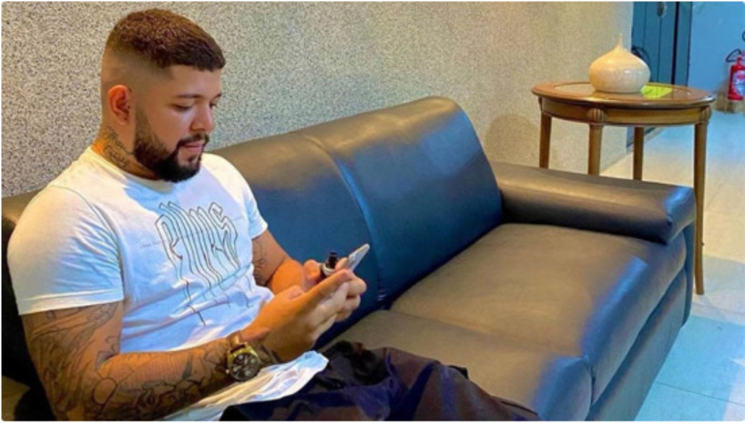 Imagem 1 -  Ariel Ribeiro estava pilotando sua moto perto do Supermercado Queiroz, do Bairro Boa Vista, no dia 7 de fevereiro de 2023, quando teria sido atacado a tiros por Wilson Mariano da Silva Filho. Segundo detalha o Ministério Público Estadual, Wilson Filho matou Ariel Ribeiro quando soube que ele estava namorando com a ex-namorada dele. O réu Wilson Filho também responde por outros homicídios ocorridos na região do Bairro Boa Vista. O Tribunal do Júri Popular deve começar às 9 horas. Neste júri, vai atuar o promotor de Justiça Eduardo Medeiros Cavalcante e a defensora pública Leylane de Deus Torquato Alencar Andrade.