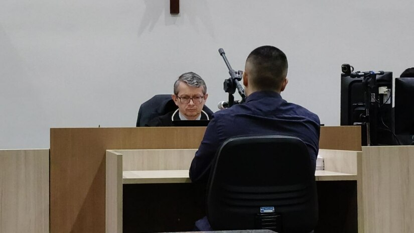 Imagem 1 -  Wilson Mariano da Silva Filho, 26, sentou no banco dos réus nesta quinta-feira, dia 28, para responder pelo assassinato de Ariel Ribeiro Dantas de Lima, 23, ocorrido em fevereiro de 2023 no bairro Boa Vista. Enquanto o Ministério Público afirma que o crime teve ciúmes como motivação, a defesa alega legítima defesa e retaliação após o réu sofrer ameaças e um atentado anterior por parte da vítima.
