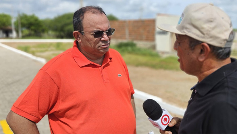 Imagem 1 -  O prefeito Salomão Gomes assina as ordens de serviços nesta segunda-feira, dia 1º de junho de 2026. As duas pontes, construídas com aço e concreto, devem ficar prontas antes de novembro. A unidade no acesso a comunidade de Passagem Funda, que terá 70 metros de extensão e 5 de largura, está orçada em R$ 2,2 milhões. Já a ponte de acesso a São Gonçalo, terá 100 metros de extensão e 5 de largura e está orçada em R$ 3 milhões. Com estes investimentos, o município concluiu o trabalho estrutural para o turismo de aventura.