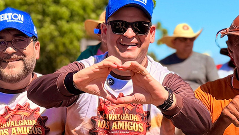   O prefeito Luiz Sabino, ao lado do vice-prefeito Ivanildo Lima, iniciaram a programação do dia incentivando as corridas de rua. Em seguida, seguiram para a comunidade de Melancias, onde participaram de uma cavalgada. Nos dois locais, o gestor aprofeitou para dialogar com os moradores, buscando melhorias para a comunidade.
