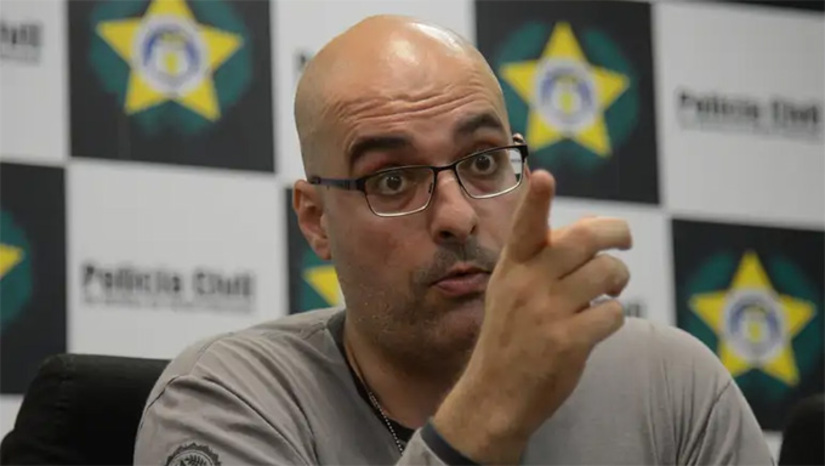   O documento que o Governo dos Estados Unidos utilizou como base para reconhecer o Comando Vermelho como organização terrorista teve o delegado Felipe Curi, ex-secretário de segurança do Estado do Rio, como um dos principais autores. As informações foram compiladas pela Secretaria e entregues durante a visita do senador presidenciável Flávio Bolsonaro (PL) ao presidente Donald Trump. O relatório foi produzido com informações coletadas pela inteligência da Polícia Civil durante a gestão de Curi. São informações consistentes revelando que a facção controla a maioria das 1.900 favelas no Rio – com fuzis de guerra, granadas, drones que jogam bombas. Com ataques a delegacias, hospitais, transportes públicos, policiais e contra os próprios moradores. O documento também mostra que o Comando Vermelho é o principal responsável por roubos de veículos, cargas e de pedestres no Rio. Mais, na COLUNA ESPLANADA