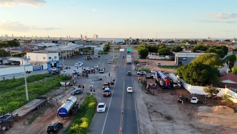  Acidente aconteceu na BR 110, na região do Bairro Sumaré, saída de Mossoró na direção do município de Upanema. Remerson Normildon Bezerra Alves, de 42 anos, tentou atravessar a rodovia federal pilotando uma motocicleta de pequeno porte, foi atingido por uma Kawasaki de mil cilindradas e morreu no local. O piloto da Kawasaki foi socorrido pelo SAMU em estado muito grave para o Hospital Regional Tarcísio Maia. O caso será investigado pela Policia Civil.
