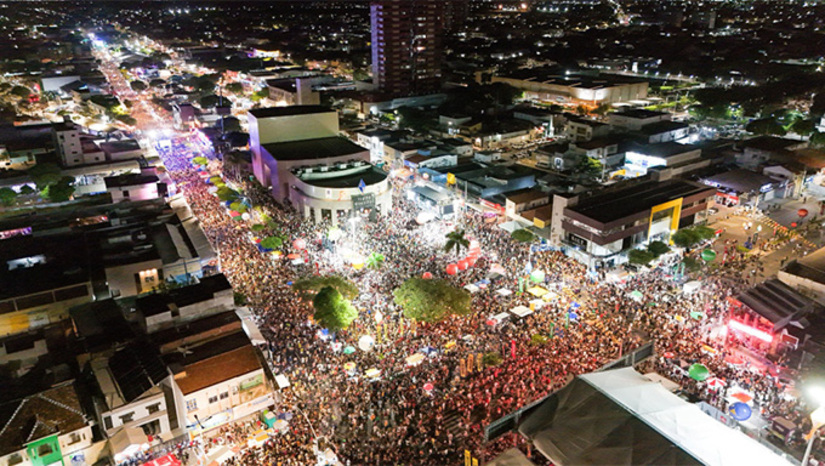   No próximo sábado dia 6 de junho de 2026, pontualmente às 12h, a avenida Rio Branco, no Corredor Cultural, receberá mais uma vez uma multidão, no "Pingo da Mei Dia", marcando a abertura da 29ª edição do "Mossoró Cidade Junina" (MCJ). Além das atrações principais, outras dez bandas da região vão abrilhantar a festa do maior bloco junino do País