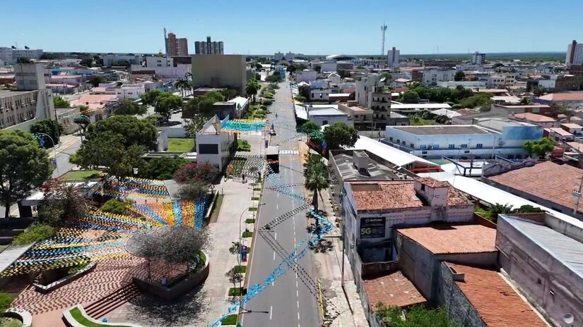   A Neoenergia anunciou a implantação de uma rede de energia subterrânea inédita na Avenida Rio Branco, em Mossoró, um projeto pioneiro no Rio Grande do Norte com investimento de R$ 22,5 milhões e conclusão prevista até 2030. A iniciativa faz parte de um plano bilionário de R$ 4 bilhões para modernizar o sistema elétrico do estado — destinando R$ 963 milhões ao interior —, que também engloba novas subestações e ações especiais de segurança e fiscalização para o período do São João.