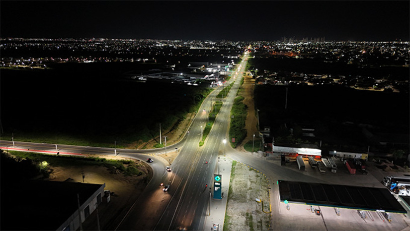   A declaração do vereador Alex do Frango, líder do Governo na Câmara, foi durante a inauguração do terceiro trecho das obras de iluminação do Complexo Viário da Abolição, contemplando a região do bairro Redenção. Ele faz referências aos acidentes neste trecho quando não tinha sem iluminação, acessos e drenagem. O prefeito Marcos Medeiros destaca que a iluminação vai oferecer mais segurança viária, vai deixar a cidade mais atraente e receptiva aos visitantes. O investimento total na obra é de 14 milhões. O próximo trecho a receber luminárias, compreende entre o cruzamento das BRs 304 e 405, com o acesso a cidade de Governador Dix Sept Rosado. Neste trecho, o trabalho já começou.