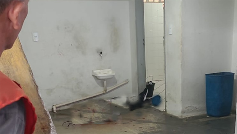   Edson Marques da Silva cumpre pena de 26 anos por tráfico e estava em liberdade monitorada trabalhando na limpeza do Ginásio de Esportes de Encanto-RN quando foi executado com tiros de pistola na manhã desta quarta-feira, 3. Ele é esposa da vereadora Lúcia Bessa, da cidade vizinha de Doutor Severiano. O comandante do destacamento da PM, sargento Edmilton Pereira de Sousa, fez o isolamento da área e acionou as polícias Civil e Científica, para investigar o caso. A princípio, ele foi informado que o crime foi praticado por dois atiradores, que fugiram numa motocicleta.