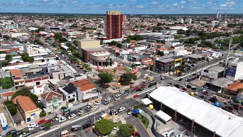   Este ano, a Secretaria Municipal de Segurança Pública, Defesa Civil, Mobilidade Urbana e Trânsito da Prefeitura de Mossoró-RN, preparou estrutura para receber 250 mil pessoas no Pingo da Mei Dia, quando ocorre oficialmente a abertura do MCJ 2026. O acesso será monitorado por câmeras de reconhecimento facial e está previsto revistas, medidas que buscam evitar intercorrência no maio bloco junino do Brasil.