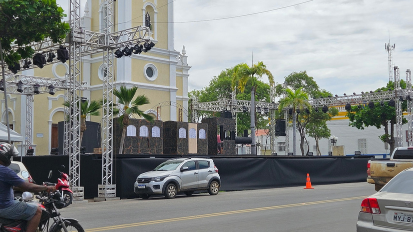   A Prefeitura de Mossoró interditará trechos da Avenida Alberto Maranhão para os ensaios e exibições do espetáculo cultural "Chuva de Bala no País de Mossoró". Os bloqueios iniciam às 19h na quarta-feira (10) para ensaios e às 17h nos dias de apresentação (11 a 14, 17 a 21 e 24 a 26 de junho).
