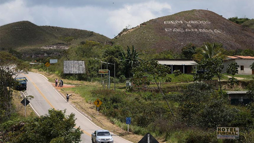   Com a crise imigratória ainda latente na Venezuela – são em media 300 venezuelanos entrando legal e ilegalmente no Estado por dia, Roraima agora se vê destino forte de cubanos fugitivos do regime dos Castro no Caribe. Eles chegam por trilhas nas florestas e trazidos por "coiotes", longe da fiscalização do Exército na Operação Acolhida, na fronteira. Esses "coiotes" cobram até US$ 1.000 por cabeça (perto de R$ 5.600) apenas para atravessá-los como guias. Uma vez em solo brasileiro, motoristas de vans e picapes cobram para levar os grupos de Pacaraima para a capital Boa Vista. Mais, na COLUNA ESPLANADA