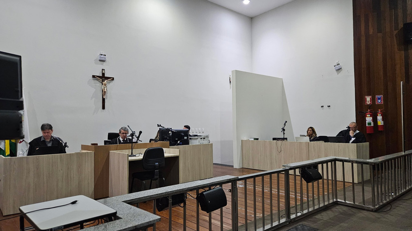   O Réu Mikael Holanda matou Jailson Vieira porque este reclamou com ele por ter “quebrado” o resguardo da esposa. A jovem, sobrinha de Jailson, terminou com depressão pós parto e foi internada no hospital psiquiátrico. Jailson e o irmão Antônio Vieira, que é pai da jovem, discutiram forte com Mikael, que reagiu matando Jailson e atirando na direção de Antônio. 