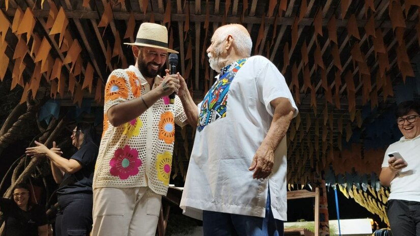   O poeta Bráulio Bessa abriu a programação do Polo Cultural Antônio Francisco no Mossoró Cidade Junina 2026, na noite desta quarta-feira, dia 10 de junho de 2026. Em noite marcada pelo lirismo sertanejo, o artista atribuiu sua trajetória à educação pública, homenageou o patrono do polo e compartilhou o palco com jovens talentos da poesia regional. (Foto Pedro Cezar)