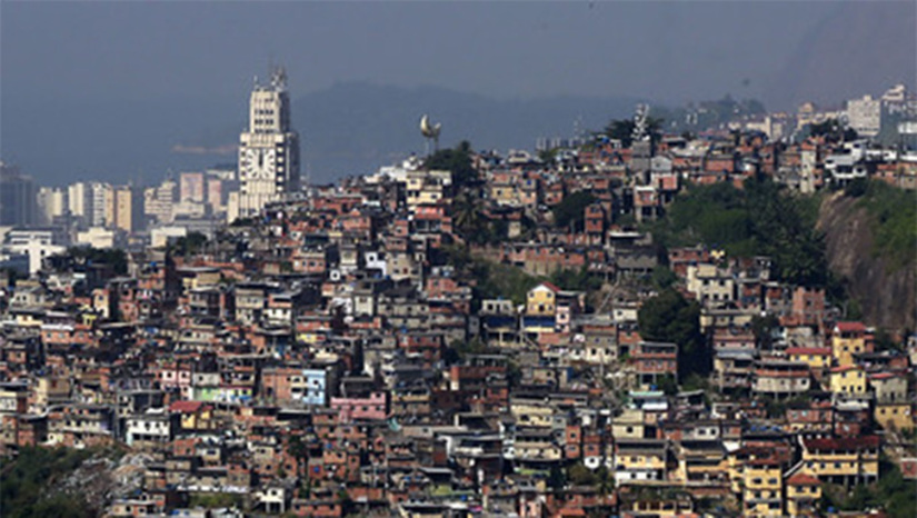   Enquanto Donald Trump classifica as facções CV e PCC como terroristas, a milícia (grupo de policiais, ex-policiais e ex-militares) ganha campo silenciosamente no Rio de Janeiro – e em outras capitais. A que domina Itaguaí, região metropolitana, continua expandindo na extorsão por novos “serviços” e venda de mercadorias, contam fontes moradores. Acredite, leitor, a novidade é a compra (obrigatória) de lâminas de barbear por donos de salões de beleza e barbeiros. Além do já tradicional carvão para mercados e barracas de “churrasquinho”. Os barbeiros que compravam o pacote de lâminas a R$ 22 agora pagam R$ 40 para os milicianos, com produto inferior, e taxa semanal de R$ 60 para terem o direito de abrir as portas. Outro segmento explorado é botijão de gás. Comprado a R$ 90 no comércio legal, o morador de Itaguaí – e de outras comunidades dominadas pela milícia – é obrigado a pagar R$ 140 aos criminosos. Não bastasse isso, a bala voa na região. Há 15 dias, milicianos rivais (Seropédica/Nova Iguaçu) invadiram Itaguaí, mataram oito integrantes da facção local e levaram os corpos. Veja mais na COLUNA ESPLANADA