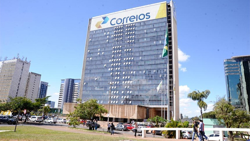   Um cidadão brasiliense flagrou ontem um carteiro uniformizado caminhando de chinelos para entregar cartas e encomendas na região de Sobradinho. Questionado sobre o calçado, revelou que os Correios ainda não forneceram o coturno, por falta de verbas. Até poucos meses, durante quase toda a gestão de Lula da Silva III, o Correios era cabide de um grupo de advogados e juristas que “fez o L” durante a prisão do ex-presidente em Curitiba, e suas salas lotadas de deputados e senadores aliados atrás de contratos e verbas de patrocínio direto para eventos. Mais, na COLUNA ESPLANADA