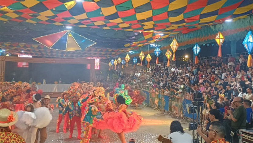   Ao todo, nove quadrilhas mossoroenses disputaram os títulos das categorias Tradicional Adulto e Estilizado Adulto. Em cena, os grupos encantaram o público com espetáculos que combinaram coreografias, figurinos, música, teatralidade e muita criatividade, reafirmando a força do movimento junino e o protagonismo cultural de Mossoró. A noite também consagrou as campeãs da etapa municipal. Na categoria Tradicional Adulto, o primeiro lugar ficou com a Quadrilha Junina Sonho do Sertão. Já na categoria Estilizado Adulto, o título foi conquistado pela Companhia Junina Lume da Fogueira. 