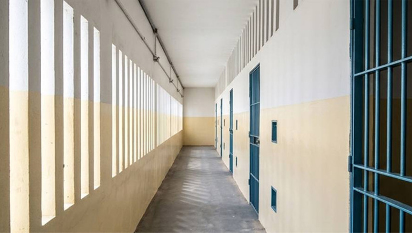   A unidade, com capacidade para 188 internos, passou por uma modernização completa, contemplando a recuperação de celas, revisão das redes elétrica e hidráulica, melhorias na cobertura, pintura, reforço dos sistemas de segurança e adequações estruturais que proporcionam melhores condições de custódia e trabalho aos servidores. Além das melhorias estruturais, o Pavilhão 4 foi contemplado com um moderno sistema de monitoramento por câmeras, ampliando o controle operacional e a segurança da unidade.