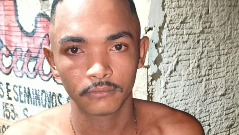   O delegado Renato Oliveira, da Policia Civil, disse que recebeu informações da localização do suspeito de tentar contra a vida do presidente da Câmara de Tibau, vereador Adeilton Teixeira de Oliveira, esta semana. Chamou a Rocan e foi averiguar as informações. No local, os policias foram recepcionados a tiros e revidaram. Francisco de Assis da Silva, de 20 anos, não resistiu.
