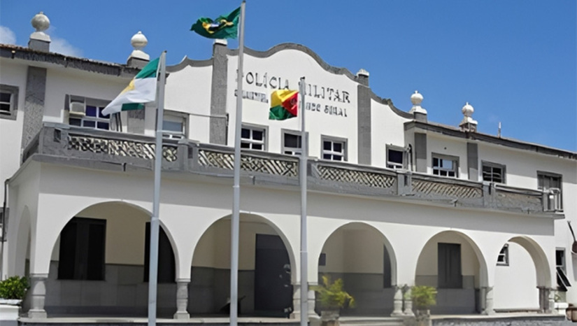  Suspensão da aplicação é uma determinação do ministro Edson Fachin, do STF, atendendo pedido urgente da Defensoria Pública do Rio Grande do Norte, que alegou, em sua peça, que o Edital do Concurso estava em desacordo com a Lei que prevê reserva de vagas para pessoas com deficiência e também quantitativos em percentuais corretos destinados às pessoas pretas e pardas. Com a decisão do STF na noite deste sábado, 13, o IDECAN e a PM divulgaram NOTAS OFICIAIS suspendendo as provas que seriam aplicadas na tarde deste domingo, 14. Veja o que diz o IDECAN, a PM e a Defensoria Publica do RN no MH