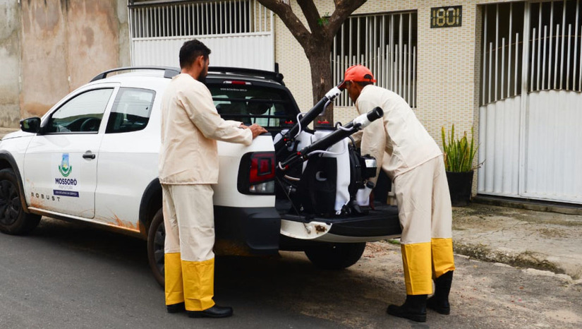   A Secretaria Municipal de Saúde intensifica nesta semana as operações de combate à dengue em regiões com transmissão de leve a moderada, mobilizando agentes de endemias para vistorias domiciliares, aplicação de larvicidas e bloqueio químico semelhante ao fumacê. A ofensiva epidemiológica inclui mutirões de limpeza urbana para a remoção de entulhos em vias públicas e introduz a técnica de Borrifação Residual Intradomiciliar (BRI), uma desinsetização estratégica direcionada prioritariamente a imóveis especiais com grande fluxo de pessoas, como escolas e repartições públicas.