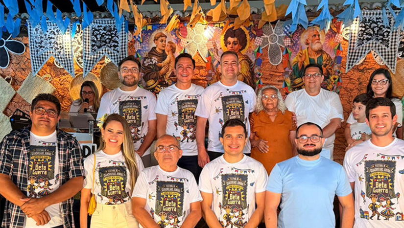    Durante a abertura, o prefeito destacou a importância da festa para a identidade cultural e espiritual do povo de Apodi.  Em seguida, Sabino participou da abertura do Palhoção Cultural, espaço que integra a programação do Arraial do Podiêro e que foi preparado para valorizar os artistas locais, promover a cultura popular e proporcionar momentos de lazer e convivência para as famílias apodienses.  “O São João é um período que une nossa gente em torno da fé, da cultura e das nossas raízes. É uma alegria iniciar essa programação celebrando tanto a devoção ao nosso padroeiro quanto as tradições juninas que fazem parte da história de Apodi”, destacou o prefeito.