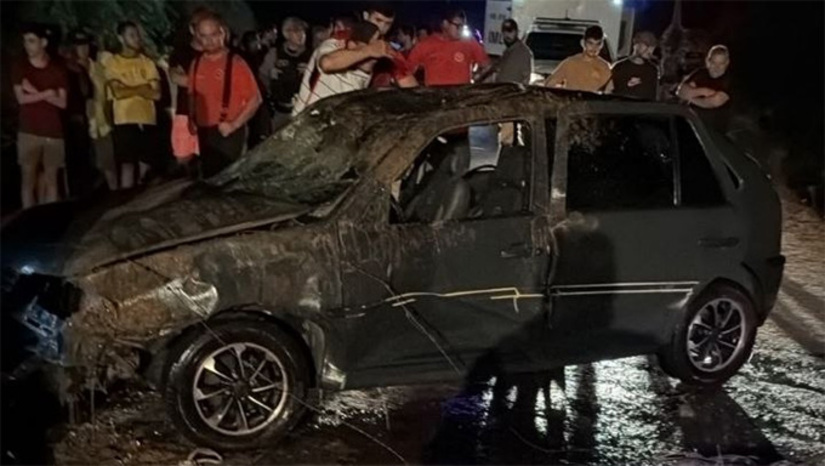   Outros três Colisões registradas no fim de semana causou morte em Upanema-RN e deixou quatro pessoas feridas em Baraúna-RN. No acidente de Lucrécia, agricultor Giliarde Flávio de Moura, de 51 anos, natural de Frutuoso Gomes, morreu afogado após seu carro cair em um açude durante uma ultrapassagem (FOTO). A batida na RN-072 também tirou a vida de um idoso Manoel Alves da Silva, de 76 anos, que pilotava uma motocicleta. A Polícia Civil abriu inquéritos para investigar as circunstâncias e as responsabilidades de todas as ocorrências na região.