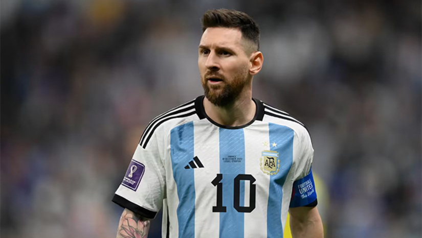   Convocado para a sexta Copa da carreira, assim como o goleiro mexicano Guillermo Ochoa e o o atacante português Cristiano Ronaldo, Messi foi o primeiro a ir a campo. Atleta com mais jogos em mundiais, agora com 27 presenças, o camisa 10 chegou a 16 gols no torneio e se igualou ao ex-centroavante alemão Miroslav Klose como maior artilheiro da história do evento entre os homens.
