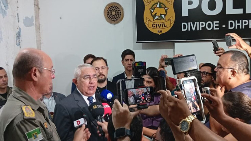   A investigação sobre o atentado a tiros contra o vereador Cabo Deyvison (PL), em Mossoró (RN), ganhou uma linha de apuração financeira após um áudio vazado do secretário de Segurança do estado revelar um Pix de R$ 10 mil no celular de um suspeito preso no Ceará. Os dois supostos executores confessaram informalmente o crime e foram transferidos para a Divisão de Homicídios, que investiga se o valor representa o pagamento pela execução. A polícia busca identificar possíveis mandantes intelectuais por meio da quebra de sigilo bancário, associando o ataque com fuzis à atuação do parlamentar contra facções.
