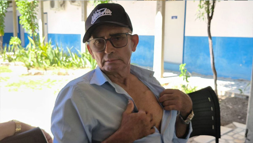   Seu Adaias Martinho, 65 anos, da cidade de Caraúbas, que convive com a doença há mais de 10 anos. A doença de Chagas atinge cerca de 6% da população do Rio Grande do Norte, com concentração histórica de casos na região Oeste potiguar devido ao clima semiárido e ao avanço urbano sobre a Caatinga. Especialistas alertam que a ausência de sintomas em 60% dos infectados mascara a real dimensão do contágio, cuja transmissão ocorre tanto pela picada do inseto barbeiro hematófago quanto por via oral, como no surto emblemático de 2015 em Marcelino Vieira provocado por caldo de cana contaminado (Foto: Pedro Cézar). 