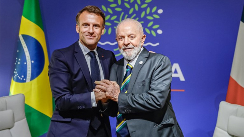 Imagem 1 -  O presidente brasileiro Lula da Silva (PT), que pediu para ir ao evento, foi ironizado e desdenhado pelos presidentes das potências reunidas no G7 na França. Realizado num resort à beira de um lago em Évian-les-Bains, o encontro serviu para mostrar a Lula e ao mundo que o Governo do petista força a barra para que ele seja reconhecido na turma, a despeito de a potência econômica do Brasil merecer destaque. Segundo relatos sigilosos de três servidores e diplomatas, o presidente do G7, o líder francês Emmanuel Macron, teve de se explicar aos ouvidos dos presidentes Donald Trump (EUA) e da Primeira-Ministra do Japão, Sanae Takaichi, o que Lula fazia ali. O brasileiro, que usa o evento como vitrine eleitoral, foi ignorado por Trump até em tentativa de aperto de mão na foto oficial, e encaminhado por um funcionário à outra ponta para o registro da imagem. O desdém e risos amarelos dos líderes foram o coroamento da vergonha alheia. Mais, na COLUNA ESPLANADA
