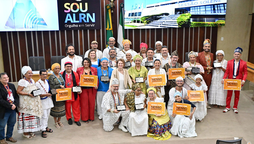 Imagem 1 - A Assembleia Legislativa do Rio Grande do Norte realizou sessão solene para homenagear os povos de matriz africana e celebrar a aprovação da política estadual contra o racismo religioso. Proposto pela deputada Isolda Dantas (PT), o evento reuniu lideranças de terreiro, anunciou o futuro mapeamento das casas tradicionais e teve discurso firme de Flavinha de Oxum pela valorização e respeito às religiões de axé. Imagem 1 - A Assembleia Legislativa do Rio Grande do Norte realizou sessão solene para homenagear os povos de matriz africana e celebrar a aprovação da política estadual contra o racismo religioso. Proposto pela deputada Isolda Dantas (PT), o evento reuniu lideranças de terreiro, anunciou o futuro mapeamento das casas tradicionais e teve discurso firme de Flavinha de Oxum pela valorização e respeito às religiões de axé.