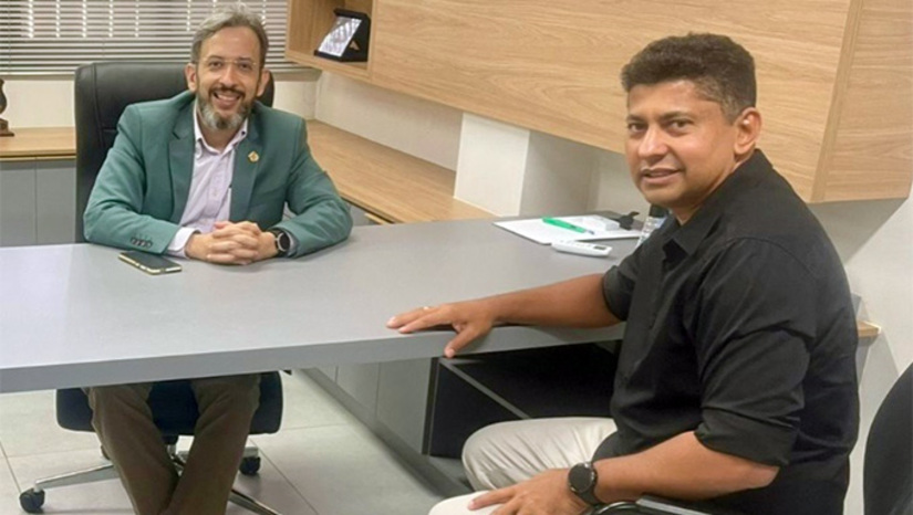 Imagem 1 - Presidente do Legislativo obteve confirmação em reunião com o diretor-geral da Polícia Científica do RN, nesta quinta-feira (18), em Natal O anúncio foi feito nas redes sociais do parlamentar após reunião realizada, em Natal, com o diretor-geral da Polícia Científica, Marcos Brandão. Na atual gestão, a Câmara já conquistou dois pontos extras de emissão da CIN, chegando a emitir mais de 200 documentos por semana. Os agendamentos são realizados nas sextas-feiras, às 12h, de forma on-line, por meio de um sistema próprio, que também conta com reserva 30% das vagas para pessoas com deficiência. Imagem 1 - Presidente do Legislativo obteve confirmação em reunião com o diretor-geral da Polícia Científica do RN, nesta quinta-feira (18), em Natal O anúncio foi feito nas redes sociais do parlamentar após reunião realizada, em Natal, com o diretor-geral da Polícia Científica, Marcos Brandão. Na atual gestão, a Câmara já conquistou dois pontos extras de emissão da CIN, chegando a emitir mais de 200 documentos por semana. Os agendamentos são realizados nas sextas-feiras, às 12h, de forma on-line, por meio de um sistema próprio, que também conta com reserva 30% das vagas para pessoas com deficiência.