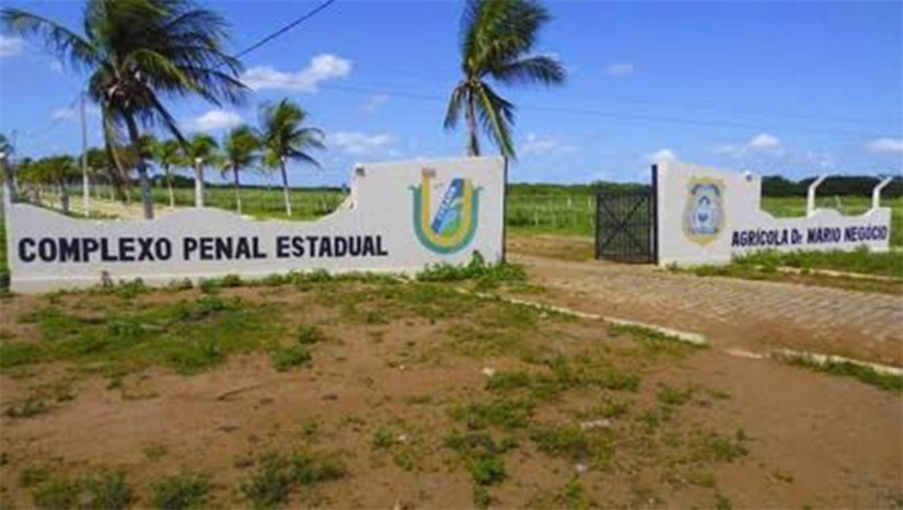 Imagem 1 - Secretaria Municipal de Saúde a SEAP desconfiam que a diarreia, vômitos e febre nos presos foi causado por refeições estragadas. Ela recebeu relatos que a comidas as vezes fede e já encontraram até larvas dentro das quentinhas. Ao todo, foram enviados 12 profissionais de saúde, entre os quais 4 médicos, para medicar cerca um terço dos presos que lá estão recolhidos, com antibióticos e hidratação. Amostras das quentinhas servidas pela empresa Lider Refeições foram enviadas para laboratório, com o objetivo de identificar o tipo de bactéria ou vírus que está fazendo adoecer os presos. A preocupação central é para evitar que os presos precisam de internação hospitalar, pois não teria vagas suficientes nos hospitais e nem estrutura para garantir a segurança de todos. Imagem 1 - Secretaria Municipal de Saúde a SEAP desconfiam que a diarreia, vômitos e febre nos presos foi causado por refeições estragadas. Ela recebeu relatos que a comidas as vezes fede e já encontraram até larvas dentro das quentinhas. Ao todo, foram enviados 12 profissionais de saúde, entre os quais 4 médicos, para medicar cerca um terço dos presos que lá estão recolhidos, com antibióticos e hidratação. Amostras das quentinhas servidas pela empresa Lider Refeições foram enviadas para laboratório, com o objetivo de identificar o tipo de bactéria ou vírus que está fazendo adoecer os presos. A preocupação central é para evitar que os presos precisam de internação hospitalar, pois não teria vagas suficientes nos hospitais e nem estrutura para garantir a segurança de todos.