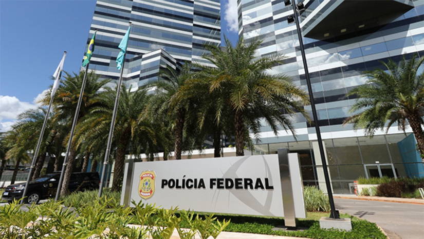 Imagem 1 -  Começou no Congresso Nacional, entre advogados graúdos e mega empresários um movimento discreto e intenso de troca de chips de celulares – e em alguns casos até o abandono dos aparelhos pelos mais desconfiados. Desde o seu 1º mandato, por exemplo, o presidente Lula da Silva não tem celular. Usou e ainda usa os das esposas, de seguranças (já notório) e de motoristas. Assim tem sido com a nova safra: faxineiros, copeiros, garçons e motoristas estão cedendo seus nomes para os chefões do patronato e da política falarem ao telefone celular sem medo. Mais, na COLUNA ESPLANADA