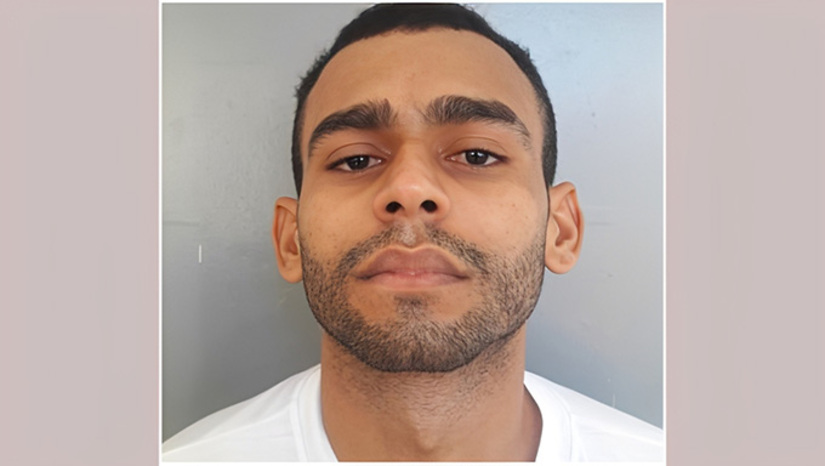 Imagem 1 -  Aldecir Avelino da Fonseca Júnior, de 33 anos, o"Júnior Pardal", cumpre pena de 29 anos e 4 meses de prisão por queimar viva a dona de casa Deuzilene Antônia e e filha dela, Glicia Roberta (Pcd), em 2016. Ele sofreu tentativa de homicídio na noite de domingo (21) no Conjunto Integração, em Mossoró-RN. Junior Pardal, que foi socorrido para o Hospital Regional Tarcísio Maia, cumpre pena em regime semiaberto, sendo monitorado por tornozeleira eletrônica. 