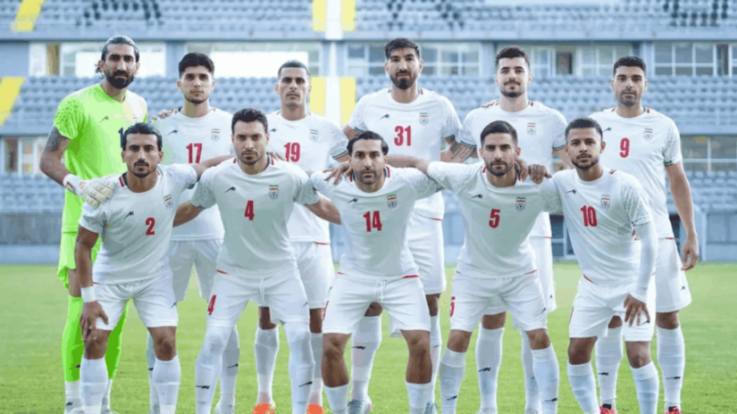   A seleção do Irã, após empatar com a Bélgica na Copa de 2026, deixou uma carta no vestiário em Los Angeles agradecendo o apoio local e apelando pela paz entre as nações. O gesto ocorreu sob severas restrições diplomáticas, que forçaram a delegação a se hospedar em Tijuana, no México, após cada jogo em solo americano. Mais informações podem ser encontradas na cobertura esportiva do caso.
