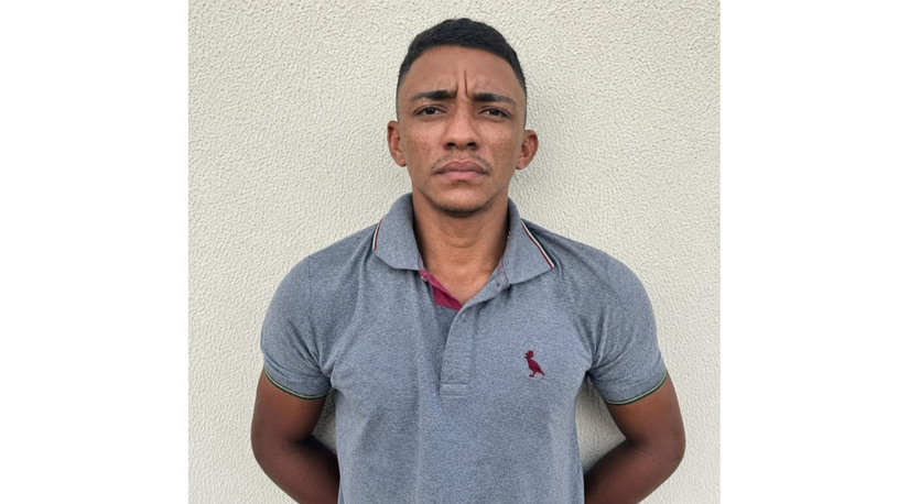 Imagem 1 - Francisco Bernardo de Oliveira Filho, de 26 anos, foi morto com dois tiros na madrugada desta quarta-feira (24), dentro de sua casa na comunidade do Pirrichil, em Mossoró (RN). No local, a Polícia Militar não encontrou testemunhas, mas apreendeu porções de cocaína, crack e 169 reais. A Delegacia de Homicídios investiga o caso com foco na disputa territorial pelo tráfico de drogas, em um cenário de persistência dos índices de violência na segunda maior cidade do estado. Imagem 1 - Francisco Bernardo de Oliveira Filho, de 26 anos, foi morto com dois tiros na madrugada desta quarta-feira (24), dentro de sua casa na comunidade do Pirrichil, em Mossoró (RN). No local, a Polícia Militar não encontrou testemunhas, mas apreendeu porções de cocaína, crack e 169 reais. A Delegacia de Homicídios investiga o caso com foco na disputa territorial pelo tráfico de drogas, em um cenário de persistência dos índices de violência na segunda maior cidade do estado.