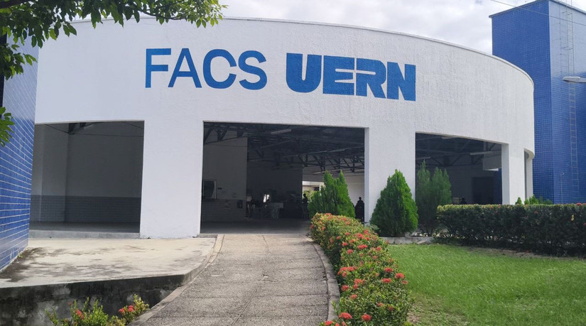   Estudantes de medicina da Uern denunciam que uma suposta falha administrativa os impede de se inscrever no Enare/Enamed, alertando que "a faculdade inscreveu os alunos do quarto ano como concluintes". Em resposta oficial, a Uern declarou que "vem acompanhando a situação e aguarda a resposta do Inep sobre a solicitação oficial de retificação do cadastro dos estudantes aptos a participarem do Enamed 2026" para tentar corrigir o problema antes do fim do prazo, no dia 29.