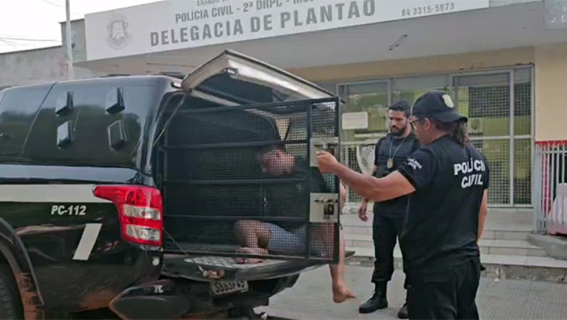 Imagem 1 -  Wilson Mariano da Silva Filho, de 26 anos, que já é condenado por homicidio, foi preso numa casa onde estava escondido no Conjunto Nova Mossoró, no bairro Santa Júlia, em Mossoró. O delegado Thiago Biscole informou que chegou ao terceiro envolvido no atentado através da prisão dos dois primeiros presos: José Antônio da Costa, de 32 aos, e Vinicius Gabriel da Silva Freitas, de 18 anos. A Policia também apreendeu as armas e carro usado no atentado. A Policia foca agora na identicação de possíveis mandantes.